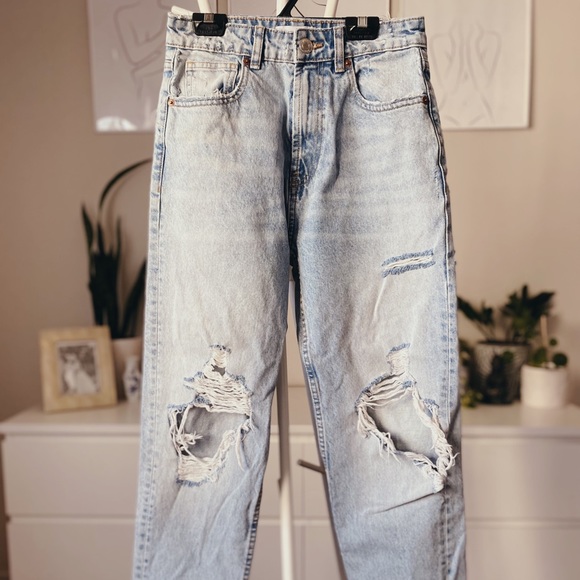 ZARA Distressed Lightwash High Waisted Mom Jeans - Picture 1 of 5